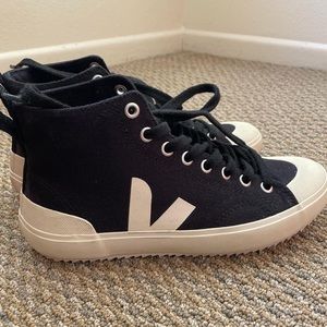 Veja nova hight top in black